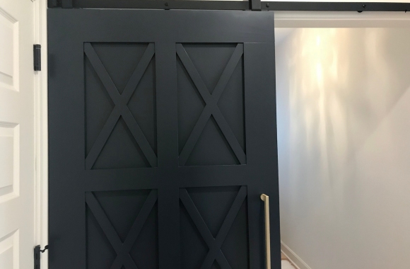 Detalle de herraje y riel para puerta de interior corredera tipo granero — CarpiMarket Mataró